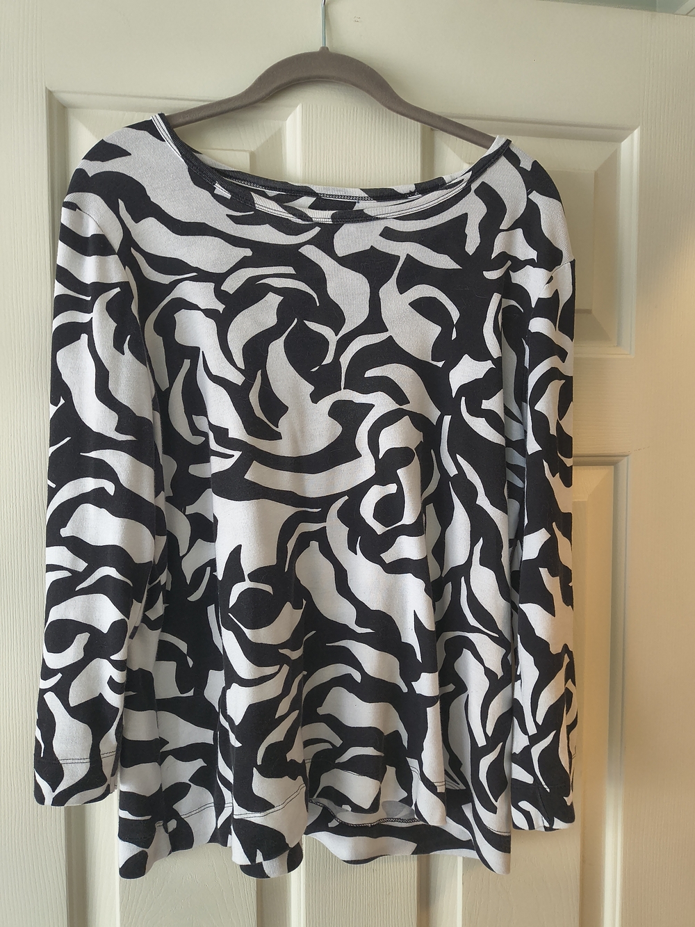 Chico's Black and White Abstract Long Sleeve Top